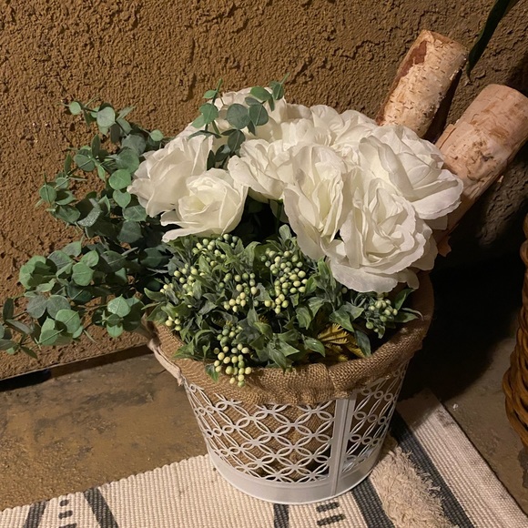 Just sharing my beautiful floral arrangement🌺 - Picture 1 of 2